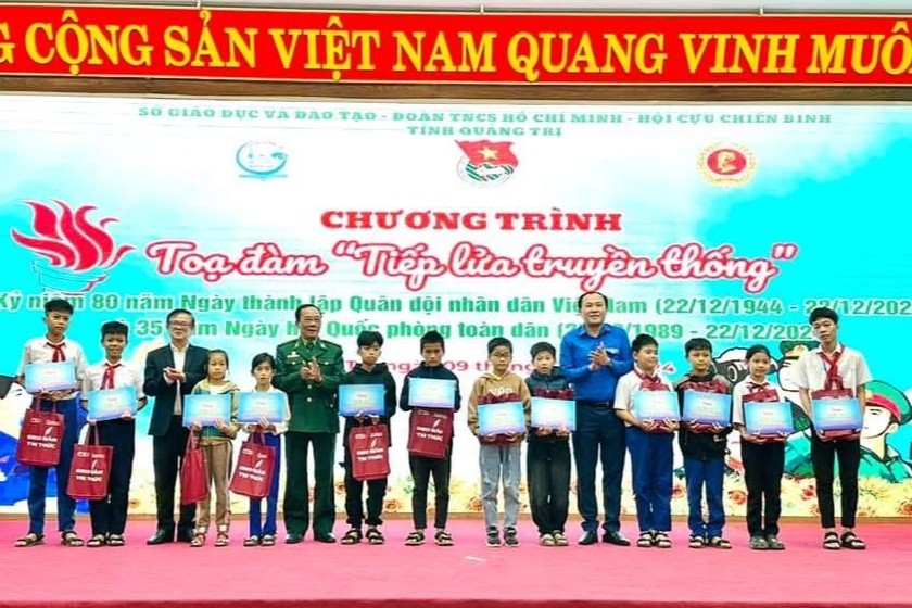 Tặng quà tại chương trình "Tiếp lửa truyền thống".