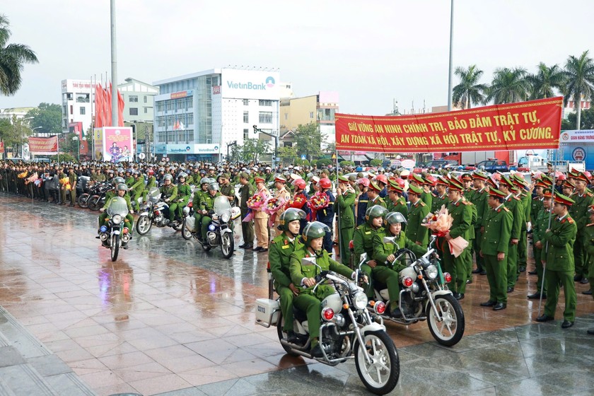 Lực lượng Công an tỉnh diễu hành ra quân tấn công, trấn áp tội phạm.