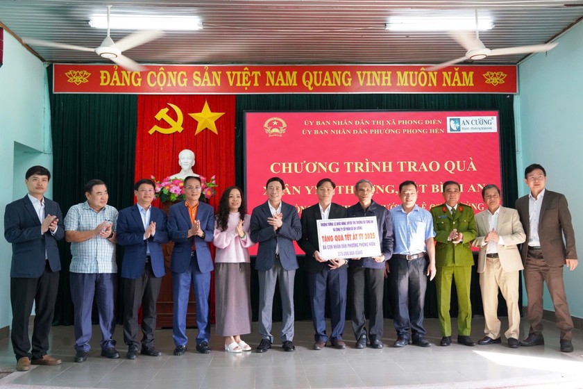 Thượng tướng Lê Quốc Hùng, Thứ trưởng Bộ Công an trao quà Tết cho bà con phường Phong Hiền.