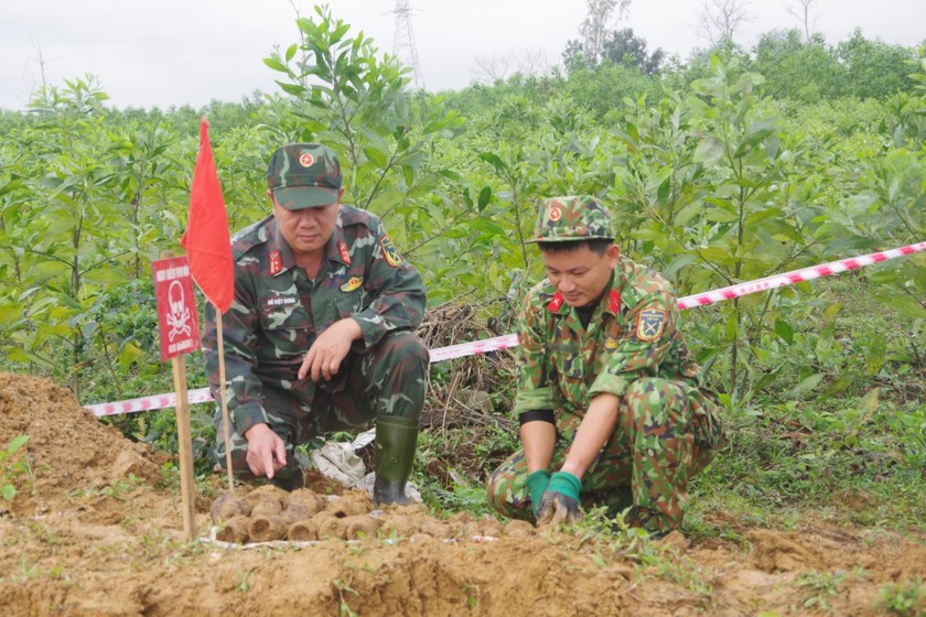 Lực lượng Công binh, Bộ CHQS tỉnh Quảng Trị kiểm tra các vật liệu nổ.