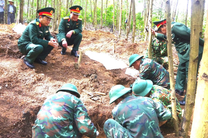 Đại tá Lê Hồng Việt, Phó Chính ủy Bộ CHQS tỉnh trực tiếp đến tại địa bàn chỉ đạo công tác tìm kiếm, quy tập của Đội 584.