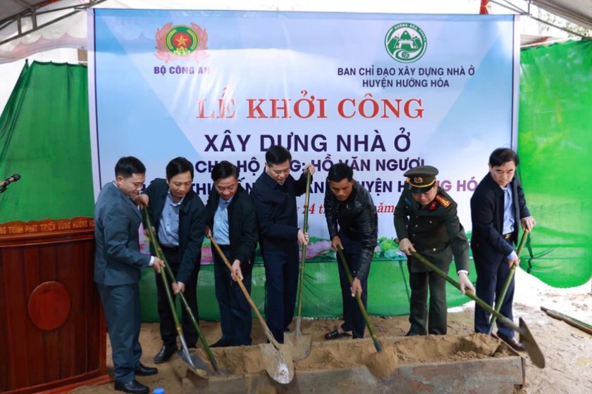 Các đại biểu thực hiện nghi thức khởi công xây dựng nhà ở cho hộ nghèo tại huyện Hướng Hóa.