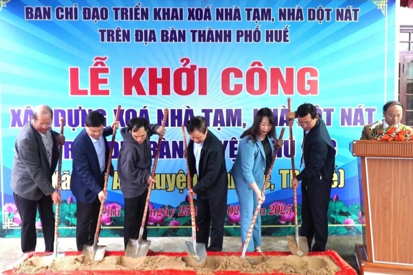 Lãnh đạo TP Huế khởi công xóa nhà tạm, nhà dột nát trên địa bàn huyện Phú Lộc.