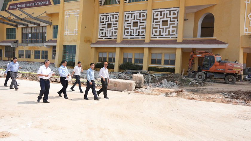 Chủ tịch UBND Thành phố Nguyễn Văn Phương kiểm tra tiến độ xây dựng Quảng trường Văn hóa Thể thao thành phố Huế.