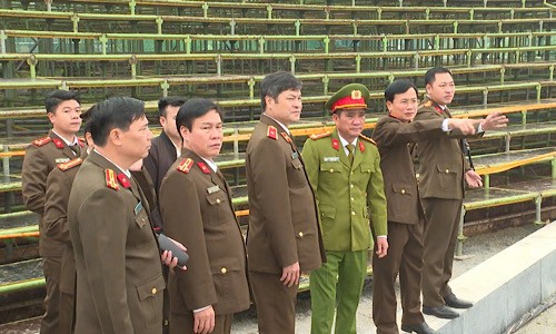 Thiếu tướng Vũ Hữu Tài, Phó Chánh Văn phòng Bộ Công an cùng các đồng chí trong Ban Giám đốc Công an TP Huế kiểm tra địa điểm tổ chức lễ khai mạc Năm Du lịch quốc gia - Huế 2025. 