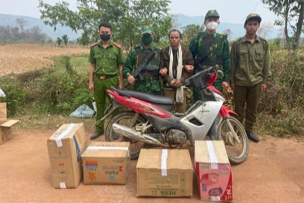 Đối tượng Hồ Văn Thiết cùng tang vật.