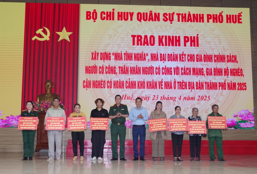 Thủ trưởng Bộ CHQS thành phố và lãnh đạo UBMTTQ Việt Nam TP Huế trao kinh phí cho các hộ gia đình.