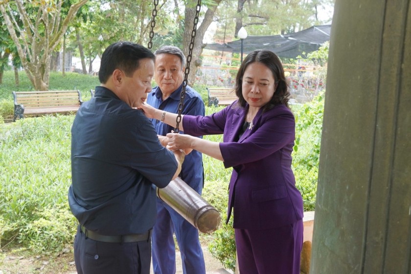 Phó Chủ tịch nước Võ Thị Ánh Xuân và Phó Thủ tướng Trần Hồng Hà cùng lãnh đạo tỉnh Quảng Trị thỉnh chuông tại Nghĩa trang liệt sĩ Quốc gia Trường Sơn.