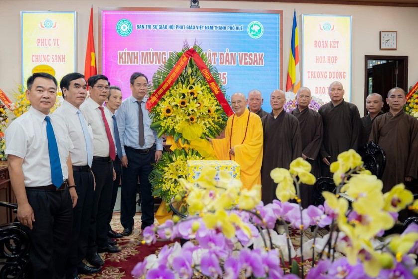 Lãnh đạo thành phố tặng hoa chúc mừng Ban trị sự Giáo hội Phật giáo Việt Nam thành phố Huế.