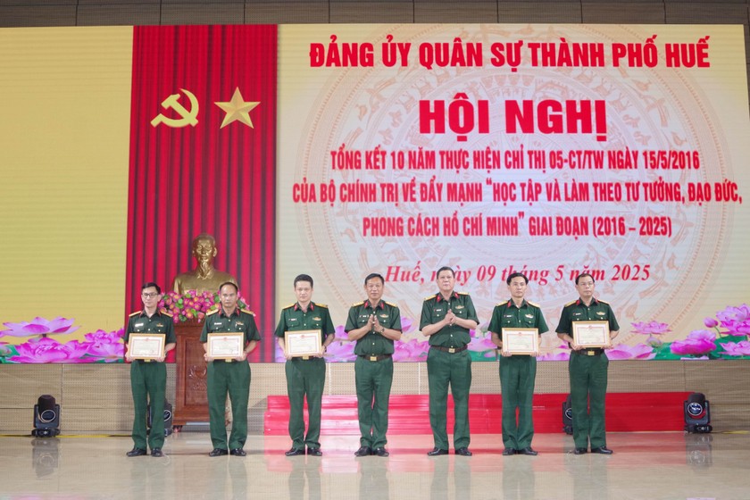 Bộ CHQS thành phố tặng giấy khen cho các tập thể đã có thành tích xuất sắc trong 10 năm thực hiện chỉ thị 05.