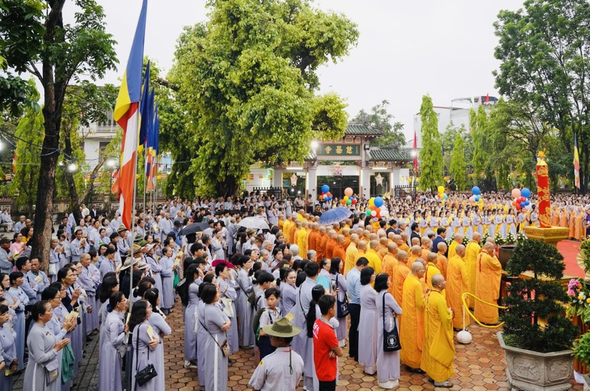 Đông đảo Tăng Ni và Phật tử tham dự lễ chính thức Đại lễ Phật đản Phật lịch 2569 - Dương lịch 2025.