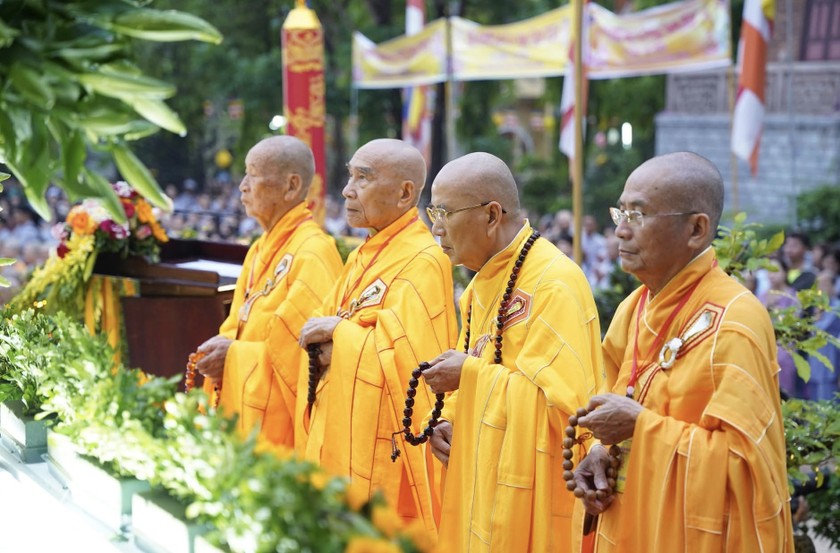 Không khí trang nghiêm tại Tổ đình Từ Đàm.