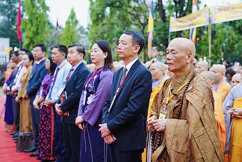 Lãnh đạo TP Huế đến dự buổi lễ.