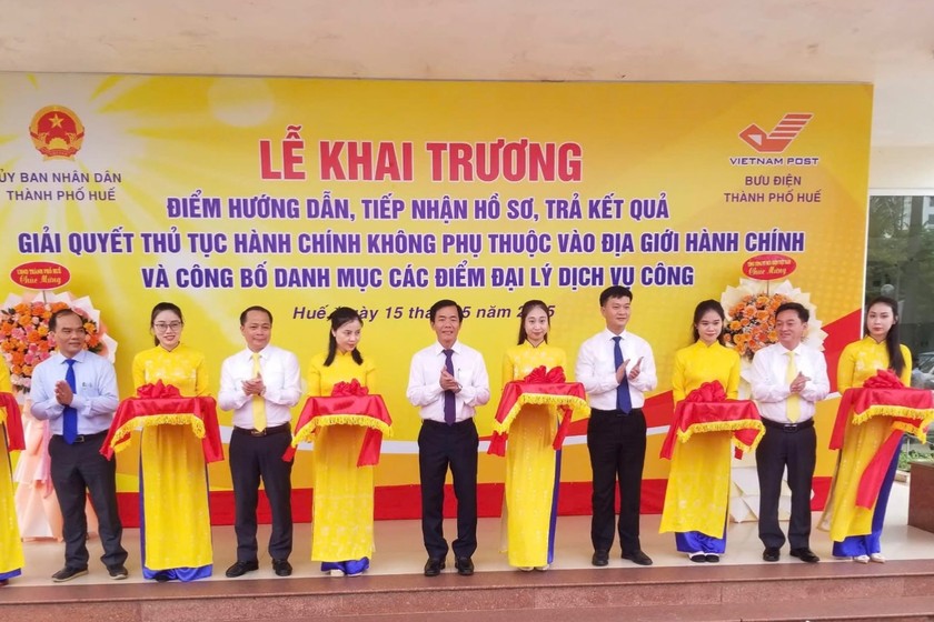 Cắt băng khai trương điểm tiếp nhận, trả kết quả giải quyết thủ tục hành chính.