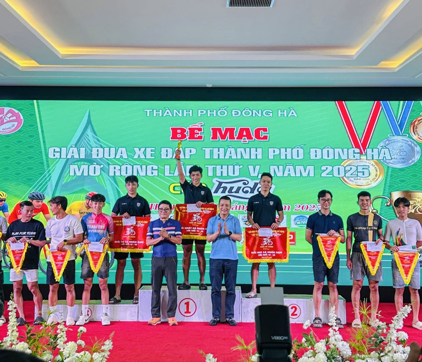 Trao giải cho các VĐV nam đoạt thành tích cao ở nội dung nam từ 16 – 40 tuổi.