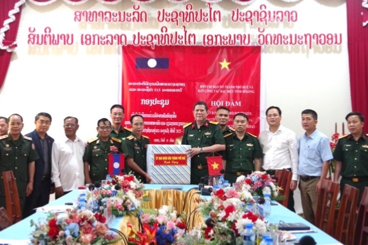 Lãnh đạo Bộ CHQS TP Huế trao quà tặng lãnh đạo tỉnh SeKong.