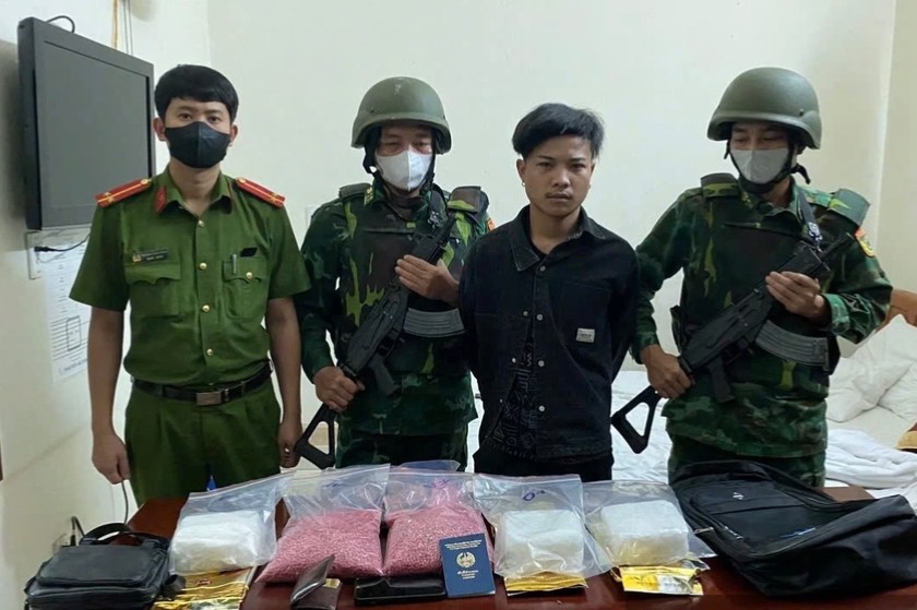 Đối tượng TonSakSith LatXaKham cùng tang vật.