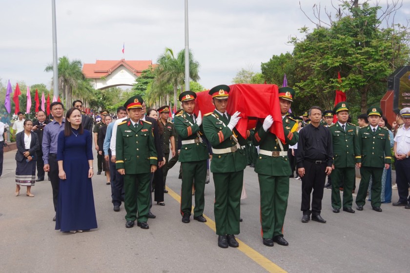 Lễ giao nhận 12 hài cốt liệt sĩ là Quân tình nguyện và Chuyên gia Việt Nam hy sinh tại nước Cộng hòa Dân chủ Nhân dân Lào về nước.