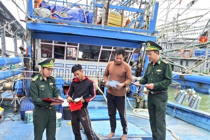 Cán bộ Đồn Biên phòng Triệu Vân (Bộ đội Biên phòng tỉnh Quảng Trị) tuyên truyền pháp luật cho ngư dân. 