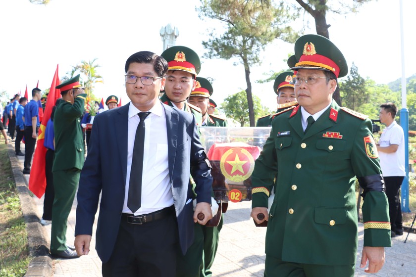 Các đại biểu tiễn đưa các liệt sĩ về nơi an nghỉ cuối cùng.