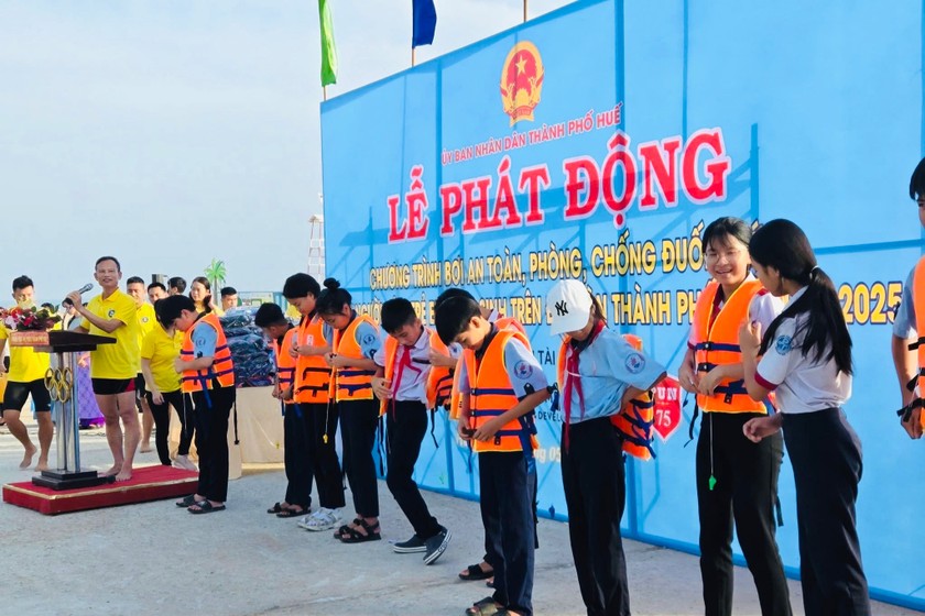 TP Huế trao tặng 2.000 áo phao cho học sinh và người dân.
