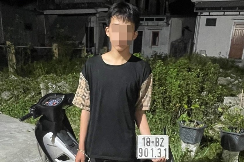 Nguyễn Văn Th. cùng tang vật trộm cắp được.