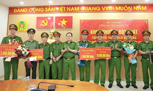 Đại tá Lê Phi Hùng, Phó Giám đốc Công an tỉnh chúc mừng và biểu dương thành tích của các tập thể trong việc phối hợp điều tra, truy bắt đối tượng gây án. 