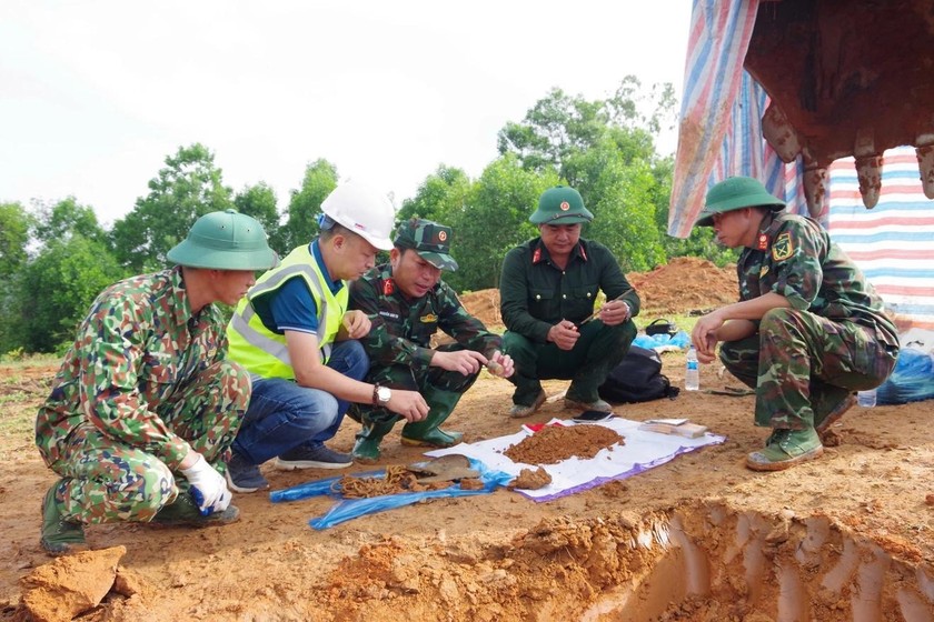 Đội Quy tập hài cốt liệt sĩ Đoàn Kinh tế - Quốc phòng 337 quy tập hài cốt liệt sĩ tìm kiếm, quy tập hài cốt liệt sĩ tại thôn Xa Re, xã Hướng Tân, huyện Hướng Hoá.