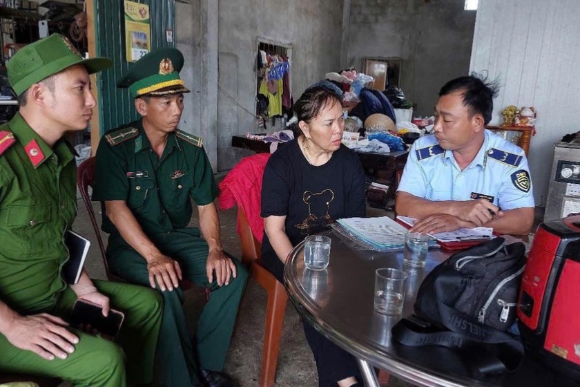 Lắng nghe ý kiến, phản ánh từ người dân và các hộ kinh doanh.
