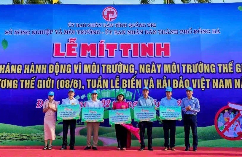 Ban tổ chức trao tặng tượng trưng 139 thùng rác cho các trường học ở các huyện: Hải Lăng, Triệu Phong, Đakrông, Hướng Hóa và thị xã Quảng Trị.
