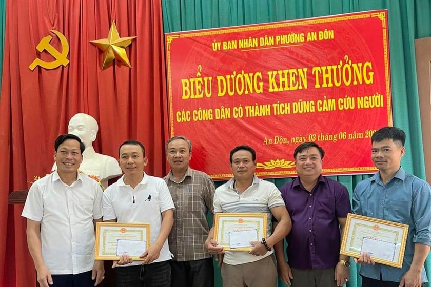 Với hành động dũng cảm, cứu một phụ nữ nhảy cầu, 3 người đàn ông trú tại tỉnh Quảng Trị đã được biểu dương, khen thưởng.