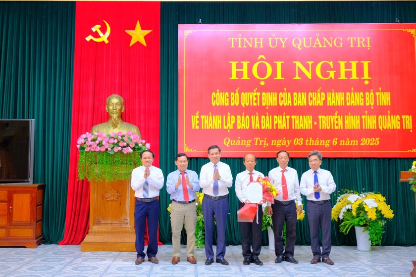 Bí thư Tỉnh ủy Nguyễn Long Hải trao quyết định thành lập Báo và Đài Phát thanh - Truyền hình tỉnh Quảng Trị.