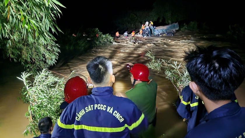 Công an TP Huế Khẩn trương cứu người trong đêm khuya.