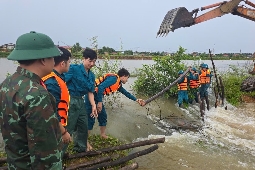 Tại TP Huế, cán bộ, chiến sĩ Ban CHQS huyện Phú Lộc và lực lượng dân quân huyện tham gia khắc phục sự cố vỡ đê tại Hợp tác xã Nam Sơn.
