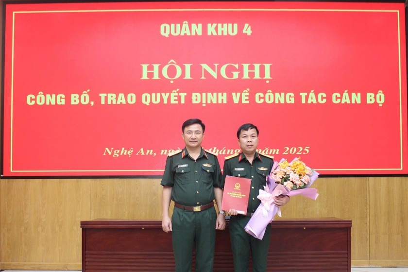 Thiếu tướng Đoàn Xuân Bường, Bí thư Đảng ủy, Chính ủy Quân khu 4 trao quyết định cho Thượng tá Trương Viết Hải.