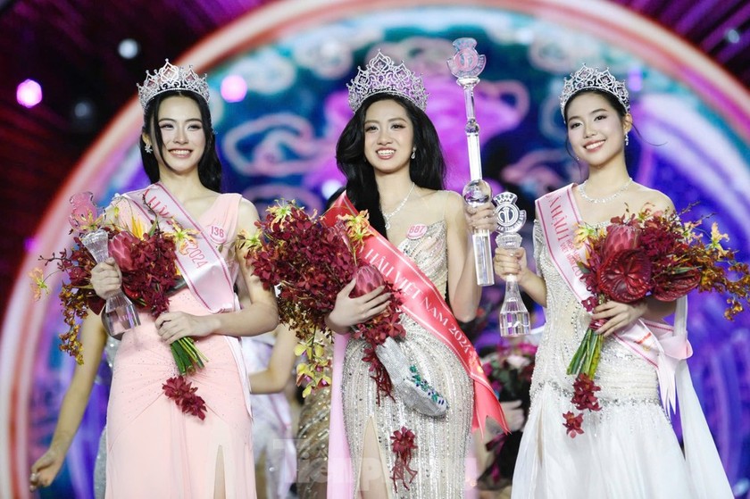 Top 3 Hoa hậu Việt Nam 2024 ra mắt (từ phải sang: Á hậu 1 Trần Ngọc Châu Anh, Hoa hậu Hà Trúc Linh và Á hậu 2 Nguyễn Thị Vân Nhi).