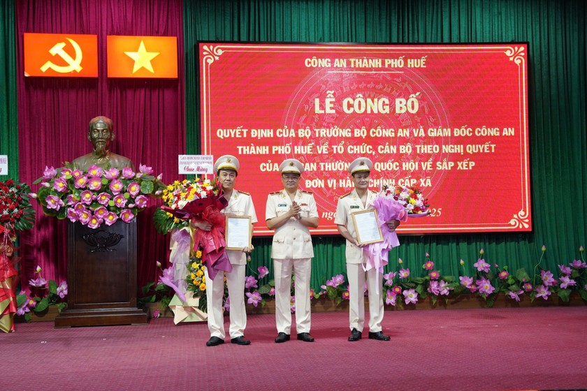 Thiếu tướng Nguyễn Thanh Tuấn, Giám đốc Công an TP Huế trao quyết định và tặng hoa chúc mừng hai tân Phó Giám đốc.