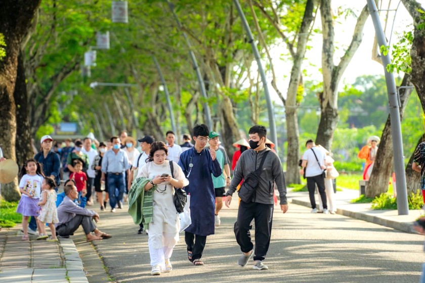 Đông đảo người dân, du khách đến tham quan các địa điểm thuộc Quần thể di tích Cố đô Huế dịp lễ 30/4 và 1/5/2025.