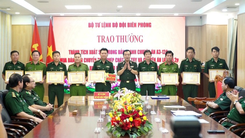 Trao thưởng cho tập thể, cá nhân có thành tích trong 02 chuyên án