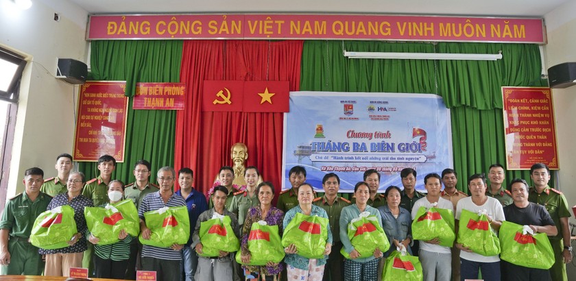 Đoàn thanh niên CATP tặng quà cho bà con có hoàn cảnh khó khăn trên địa bàn xã đảo.