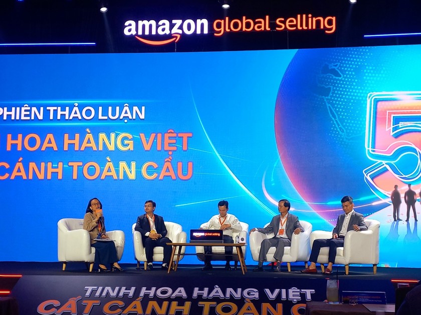 Các diễn giả thảo luận tại Hội nghị TMĐT xuyên biên giới Amazon 2024