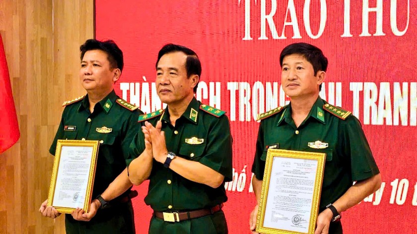 Trung tướng Lê Đức Thái - Ủy viên Trung ương Đảng, Ủy viên Quân ủy Trung ương, Tư lệnh BĐBP trao thưởng các đơn vị có thành tích xuất sắc trong 2 chuyên án đấu tranh với tội phạm ma túy.