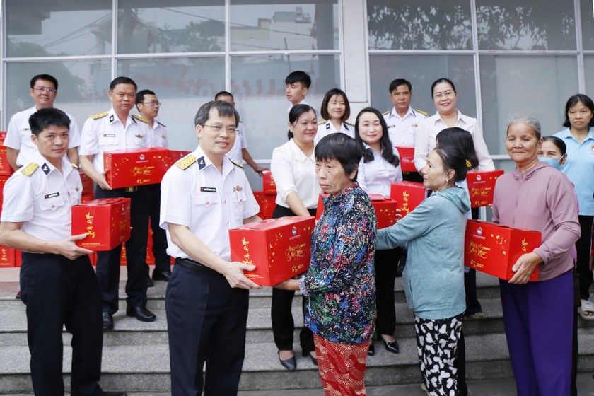 Đại tá Nguyễn Năng Toàn trao quà tết tặng người nghèo phường Cát Lái