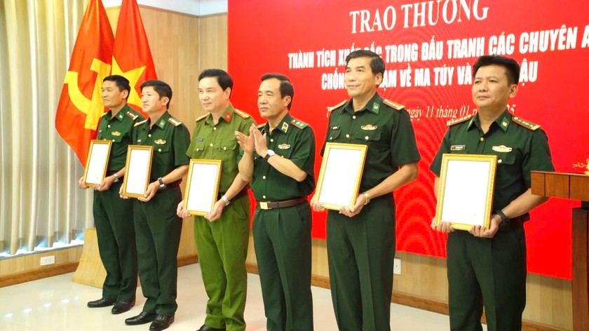 Trung tướng Lê Đức Thái, Tư lệnh BĐBP trao thưởng cho các đơn vị đạt thành tích xuất sắc