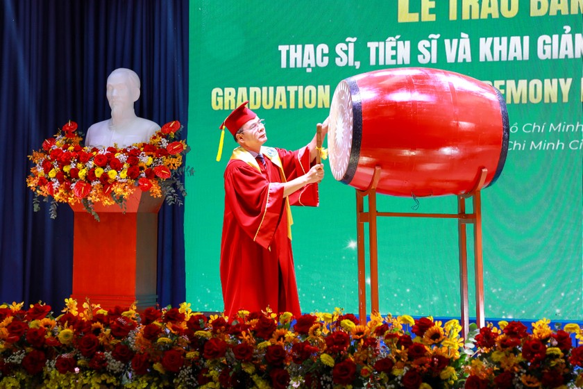 PGS.TS. Vũ Văn Nhiêm – Bí thư Đảng ủy, Chủ tịch Hội đồng trường tuyên bố bế giảng và đánh trống đánh trống khai giảng 