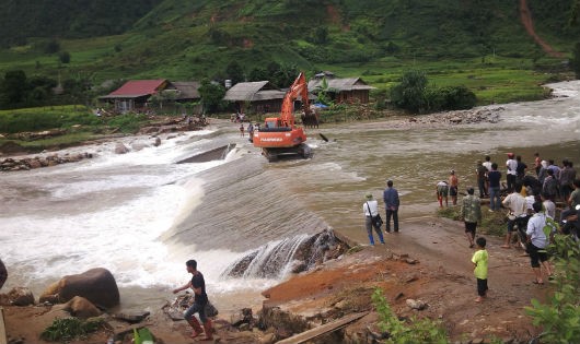 Ngầm chia cắt giao thông người dân đi lại. Ảnh: Xuân Hồng.