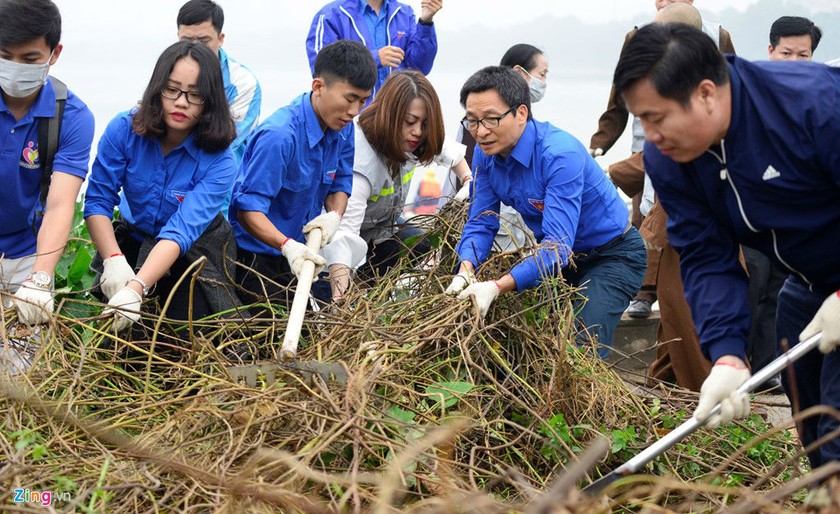 Phó Thủ tướng Vũ Đức Đam cùng sinh viên dọn rác làm sạch đẹp môi trường hơn.