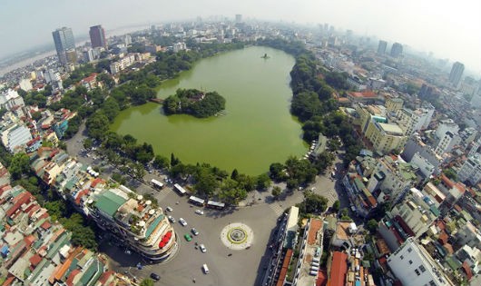 Hà Nội đang xây dựng kế hoạch nạo vét toàn bộ lớp bùn dưới đáy và xử lý nước hồ Hoàn Kiếm. 