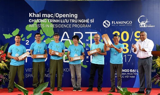 Ông Rajat Chhabra – Phó TGĐ Tập đoàn Flamingo trao tặng bộ dụng cụ tượng trưng cho các nhà điêu khắc tham gia AIF 2017. Ảnh: Vân Anh.