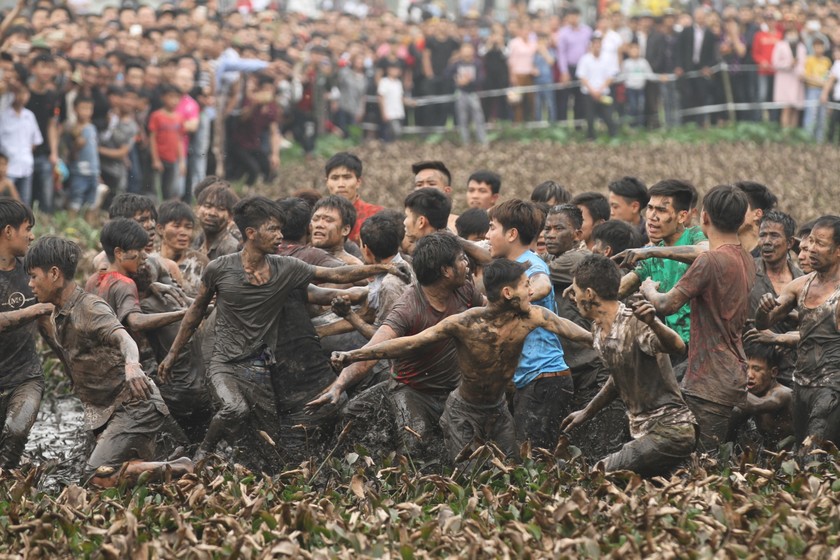 Náo động cả vùng cảnh hàng trăm trai tráng tay không lao vào cướp Phết Hiền Quan 